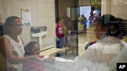 ARCHIVO -Una enfermera y pacientes en un hospital público administrado por el sistema de seguridad social en Tegucigalpa, Honduras. La exministra Tábora fue acusada por fraude en la compra de siete hospitales móviles durante la pandemia de COVID-19.