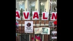 悼念俄反对派领导人纳瓦尔尼 民众在俄罗斯驻伦敦大使馆外献花留言​ 