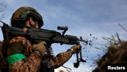 烏軍第28機械化旅的一名指揮官在烏克蘭巴赫穆特地區與俄軍交火。(2023年4月5日)