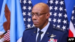 美國參謀長聯席會議主席查爾斯·布朗（Charles Brown Jr.）在布魯塞爾北約總部出席記者會。（2023年10月11日）