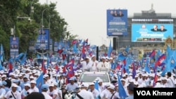 អ្នកគាំទ្រគណបក្សប្រជាជនកម្ពុជាចាប់ផ្តើមហែក្បួនបិទបញ្ចប់យុទ្ធនាការឃោសនារកសំឡេងឆ្នោតក្នុងរាជធានីភ្នំពេញ ថ្ងៃទី២១ ខែកក្កដា ឆ្នាំ២០២៣។ (លាស់ លីបលីប/វីអូអេ)