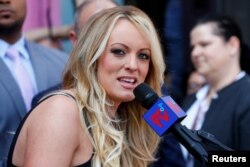 Stormy Daniels, bintang porno yang saat ini sedang dalam pertarungan hukum dengan Presiden AS Donald Trump, berbicara dalam sebuah upacara untuk menghormatinya di West Hollywood, California, AS, 23 Mei 2018. (Foto: REUTERS/Mike Blake)