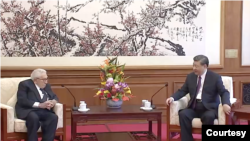 中國國家主席習近平2023年7月20日與到訪的美國前白宮國家安全顧問和國務卿亨利·基辛格（Henry Kissinger）會面。（中國官方視頻截圖）