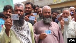 حکومت پاکستان برای اولین بار در سال ۲۰۰۶ میلادی به ۱.۳ میلیون مهاجر افغان کارت پی‌اوآر توزیع کرده بود.