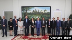 អ្នកស្រី​វេជ្ជបណ្ឌិត Mandy K. Cohen​ បាន​ជួប​ជាមួយ​មន្រ្តី​ជាន់ខ្ពស់កម្ពុជា។(រូបថត៖ស្ថានទូតអាមេរិក​ប្រចាំ​កម្ពុជា)