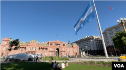 Argentina recibe a Milei entre esperanzas, dudas y preocupaciones.