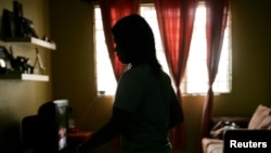 မှတ်တမ်းရုပ်ပုံ | မလေးရှားနိုင်ငံ ကွာလာလမ်ပူမြို့ အိမ်တအိမ်မှာတွေ့ရတဲ့ အင်ဒိုနီးရှား အိမ်ဖော်တဦး (ဇွန် ၂၆၊ ၂၀၀၉)