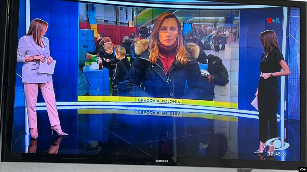 La Corresponsal de la Voz de América, Celia Mendoza, reportando en vivo con la afiliada en Colombia Noticias Caracol. Desde Cracovia, Polonia, el 8 de marzo de 2022.