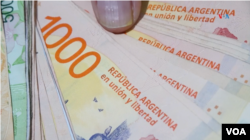 La inflación cercana al 150 % tiene en vilo a los argentinos, cansados de las limitaciones que impone la actual crisis.