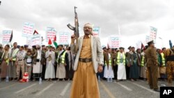 Arhia - Pristalice Huta prisustvuju protesnom skupu protiv vazdušnih udara predvođenih SAD na Jemen i podrške Palestincima u Pojasu Gaze, u Sani, Jemen, 9. februara 2024.