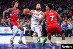 Džejlen Branson između dvojice košarkaša Filadelfije (Foto: Reuters/Wendell Cruz-USA TODAY Sports)