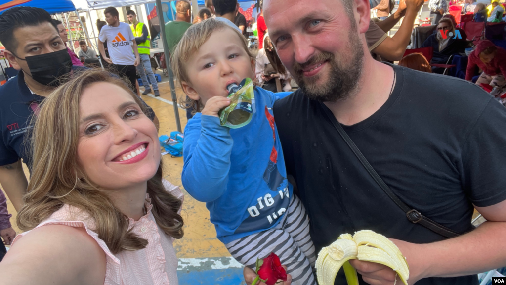 Celia Mendoza tomó una selfie con un padre de familia y su hijo, quienes esperaban en un refugio en Tijuana, México, la autorización para cruzar a EEUU. En Tijuana, México, el 6 de abril de 2022.