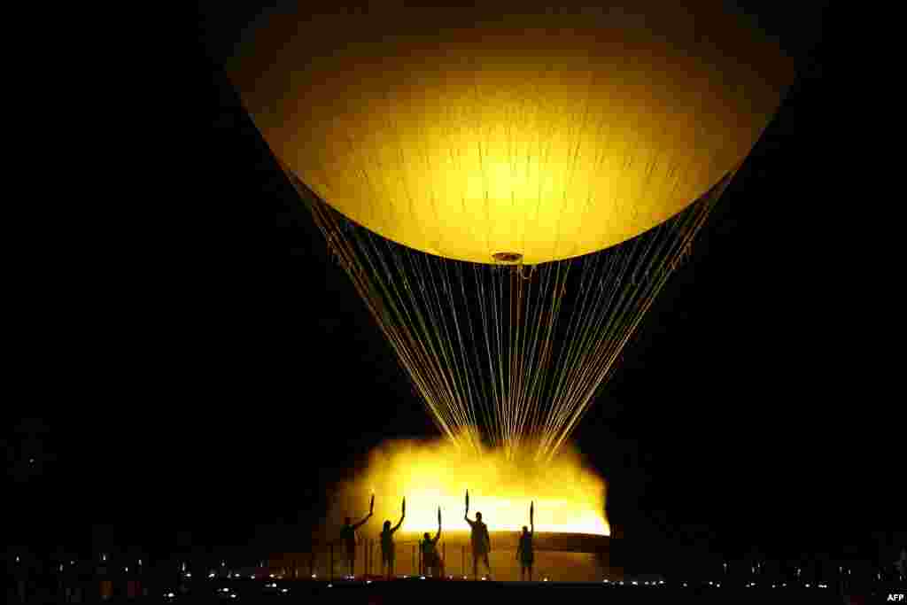 The Paris 2024 Paralympic Games cauldron, with the Olympic flame lit, lifts off during the&nbsp; opening ceremony at the Jardin des Tuileries (Tuileries Garden) in Paris, France, Aug. 28, 2024.