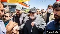 اسماعیل قاآنی با کلاه و و کاپشن مشکی در وسط تصویر- آرشیو