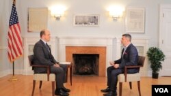 David Wisner, i Ngarkuari me punë i SHBA-ve në Tiranë gjatë intervistës me Zërin e Amerikës