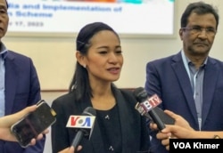 អ្នក​នាំ​ពាក្យ​ក្រសួង​កសិកម្មកញ្ញាអ៊ឹម រចនា ផ្ដល់​បទសម្ភាសន៍​ដល់​អ្នក​កាសែត​ក្នុង​ទីក្រុង​ភ្នំពេញ ថ្ងៃ​ទី​១៧ ខែ​កញ្ញា ឆ្នាំ​២០២៣។ (ហ៊ុល រស្មី/VOA)