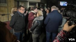 Janko Veselinović iz koalicije Srbija protiv nasilja ispred Skupštine Srbije, tokom osmog protesta ispred Republičke izborne komisije zbog izbornih nepravilnosti, u Beogradu, 25. decembra 2023. (Foto: Glas Amerike/Rade Ranković)