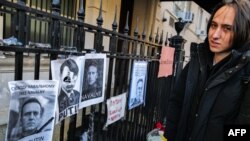 Ljudi se okupljaju ispred ruskog konzulata u Njujorku 16. februara 2024. nakon smrti ruskog opozicionog lidera Alekseja Navaljnog. (Fotografija: Charly TRIBALLEAU / AFP)