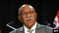 Perdana Menteri Fiji Sitiveni Rabuka berbicara kepada reporter dalam konferensi pers di Wellington, Selandia Baru, pada 7 Juni 2023. (Foto: AFP/Marty Melville)
