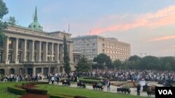 Učesnici petog skupa "Srbija protiv nasilja" ispred zgrade Predsedništva Srbije, u Beogradu, 3. juna 2023. (Foto: Glas Amerike/Jovana Đurović)