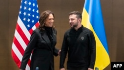 دیدار کامالا هریس معاون رئیس جمهوری آمریکا (چپ) و ولودیمیر زلنسکی رئیس جمهوری اوکراین در حاشیه اجلاس بین المللی صلح اوکراین، در سوئیس - ژوئن ۲۰۲۴ 