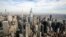 Gedung-gedung pencakar langit di kawasan Manhattan dilihat dari observatorium Empire State Building, New York City, Rabu, 12 Januari 2022. (AP/Ted Shaffrey)