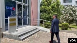 Ish zv.kryeministri Arben Ahmetaj duke hyrë në Prokurorinë e posaçme