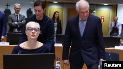 Yulia Navalnaya ulet pranë shefit të politikës së jashtme të Bashkimit Evropian (Bruksel, 19 shkurt 2024)