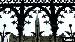 资料照片：通过安大略省渥太华国会山上的一扇门看过去的加拿大国会大厦。