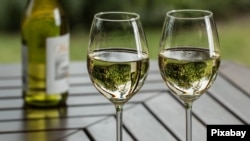 با ممنوعیت نوشیدنی‌های الکلی در ایران، بازار تولید و توزیع مشروبات غیراستاندارد داغ است و افراد را به کام مرگ می‌کشاند