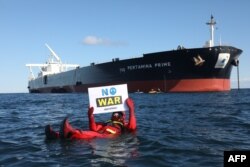 Daniya suvlarida Rossiyaning Ukrainaga qarshi urushini qoralab turgan namoyishchilar