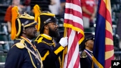 Vojnici počaasne garde Bafala učestvuju u proslavi Džuntinta u Arizoni pred početak bejzbol utakmice protiv Gardijansa iz Klivlenda, Feniks, 16. jun, 2023. (Foto: AP/Ross D. Franklin)