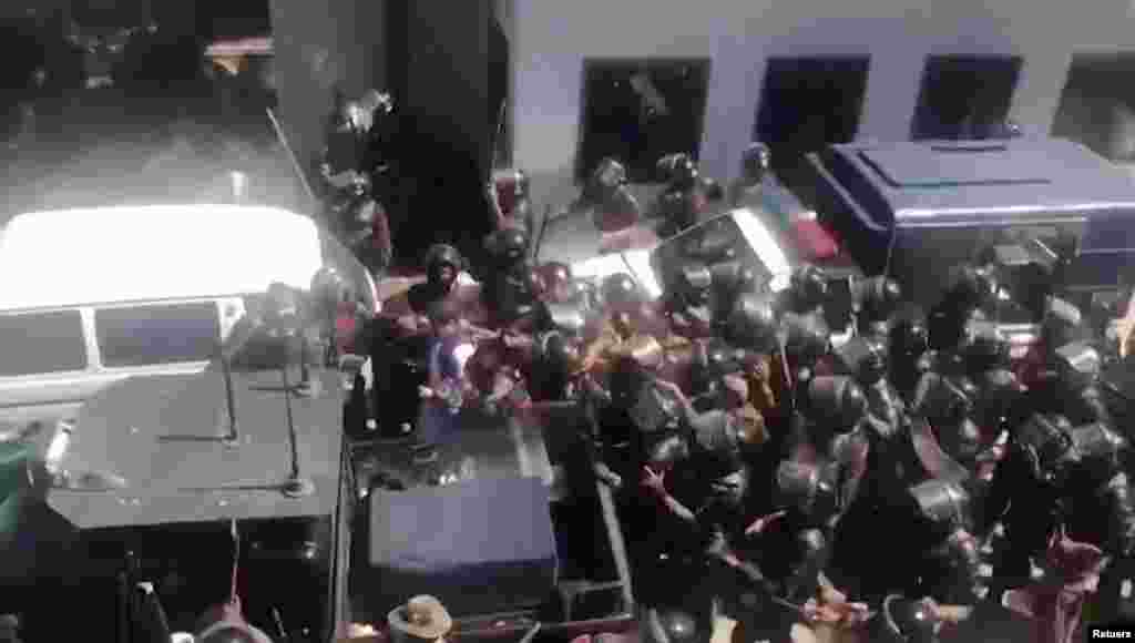 عمران خان هنگام حضور در محکمه از سوی نیروهای امنیتی پاکستان بازداشت شد