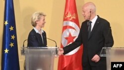 La Tunisie traverse une profonde crise caractérisée par une croissance quasiment à l'arrêt, un chômage élevé et un taux de pauvreté aggravé par la forte inflation.