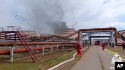 រូបភាពនេះបង្ហាញ​ក្រុម​អ្នក​សង្គ្រោះ​បន្ទាន់​ប្រតិបត្តិការ​នៅ​រោងចក្រ​ចម្រាញ់​ប្រេង​មួយ នៅក្បែរ​ក្រុង Ukhta ប្រទេសរុស្ស៊ី កាលពីថ្ងៃទី២ ខែមិថុនា ឆ្នាំ២០២៤។ (Russian Emergency Ministry Press Service via AP)