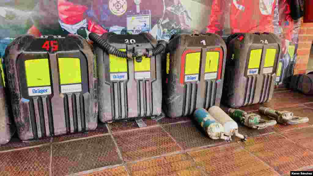 El equipo que llevan en su espalda, que incluye medidores de gas y equipos de oxígeno, pueden llegar a pesar hasta 16 kilos. [Foto: Karen Sánchez, VOA]