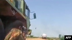 Picha kutoka kwenye video ya UGC iliyotumwa kwenye jukwaa la X Agosti 22, 2023 imeripotiwa ikiwaonyesha wanajeshi wa Sudan wakiwafyatulia risasi wapiganaji RSF huko Khartoum. Picha na UGC / AFP
