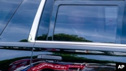 El expresidente Donald Trump levanta los pulgares cuando llega a su resort Trump National Doral, el 12 de junio de 2023 en Doral, Florida, EEUU.