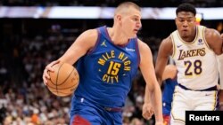 Centar Denvera Nikola Jokić u duelu sa košarkašem Lejkersa Ruijem Hačimurom (Foto: Reuters/Andrew Wevers-USA TODAY Sports)