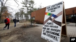 Studenti prolaze pored znaka nakon niza rasističkih incidenata u kampusu, na Univerzitetu New Hampshire u Durhamu, New Hampshire, 19. aprila 2018.