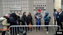 香港壹传媒创办人黎智英被控“串谋勾结外国势力”案，12月18日正式开审，大批市民在西九龙裁判法院轮候旁听席筹号，排头两位的香港市民JC及宋先生提前12小时至6小时左右到场排队，希望进入正庭支持黎智英 (美国之音/汤惠芸)