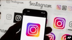 Logo Instagram terlihat di ponsel di Boston, Amerika Serikat, 14 Oktober 2022. (Foto: AP)