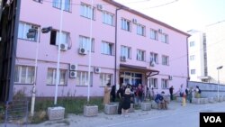 Sporna zgrada u Severnoj Mitrovici (Foto: VOA)