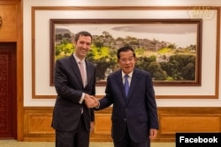 ប្រធានព្រឹទ្ធសភា​លោក ហ៊ុន សែន និងលោក Dominic Williams ឯកអគ្គរាជទូតអង់គ្លេសប្រចាំកម្ពុជា ចាប់ដៃស្វាគមន៍គ្នានៅក្នុងជំនួបមួយ ​នៅ​រាជធានីភ្នំពេញ កាលពី​ថ្ងៃ៣០ ខែឧសភា ឆ្នាំ២០២៤។ (Facebook / Samdech Hun Sen of Cambodia)