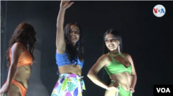 Reinas de belleza en el desfile de traje de baño en el Reinado Nacional de Bambuco, que se realiza en la ciudad de Huila, en el departamento de Neiva, al suroeste de Colombia, en la región andina. FOTO: Federico Buelvas, VOA.