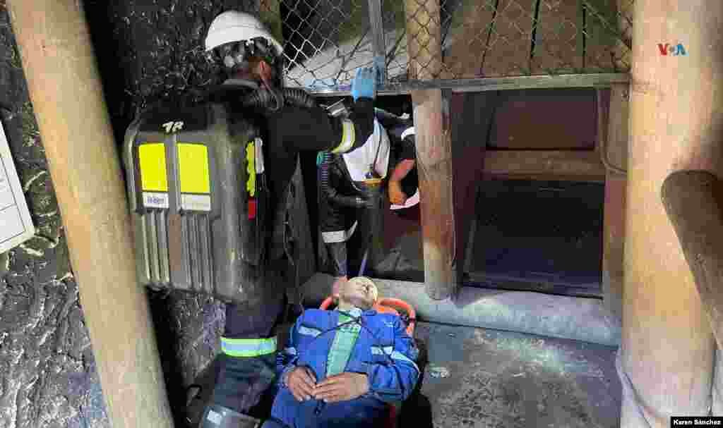 Un socorredor es un minero, con mínimo dos años de experiencia en labores bajo tierra, que se capacita, durante dos semanas, en rescate, atención y prevención de emergencias. [Foto: Karen Sánchez, VOA]
