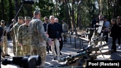 Kyiv Oblast အရပ်မှာရှိတဲ့ နယ်ခြားစောင့် တပ်စခန်းတခုကို လေ့လာကြည့်ရှုနေတဲ့ အမေရိကန်နိုင်ငံခြားရေးဝန်ကြီး Anthony Blinken (စက်တင်ဘာ ၇၊ ၂၀၂၃)
