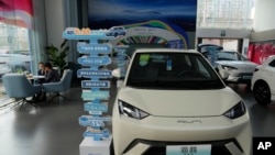 2024年4月10日，中國汽車製造商比亞迪的海鷗電動車在北京的一個展間展出。 （美聯社照片）