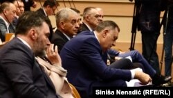 Dodik gleda bilješke na sjednici Narodne skupštine RS-a, 28. marta 2024.