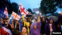 Демонстранти протестираат против предлог-законот за „странски агенти“ во Тбилиси, Грузија, 11 мај 2024 година.